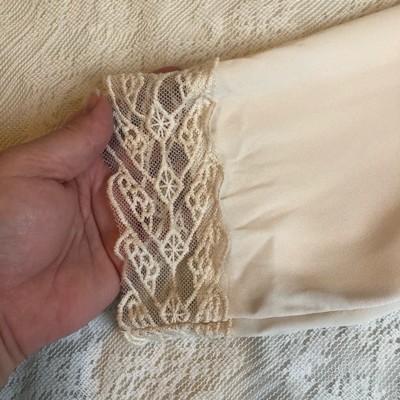 ASTR cream lace mini shift dress - Picture 3 of 11